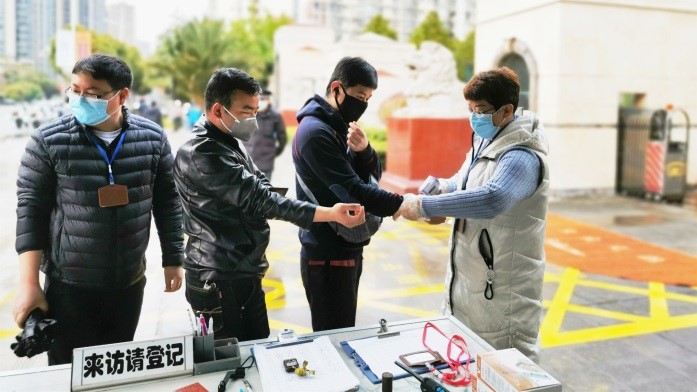 執(zhí)行《疫情期間進(jìn)出公司大門(mén)人員及車(chē)輛管理規(guī)定》