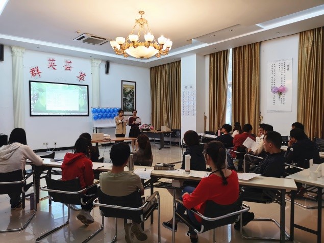規(guī)范商務(wù)禮儀　人才培養(yǎng)集團(tuán)沙龍舉行